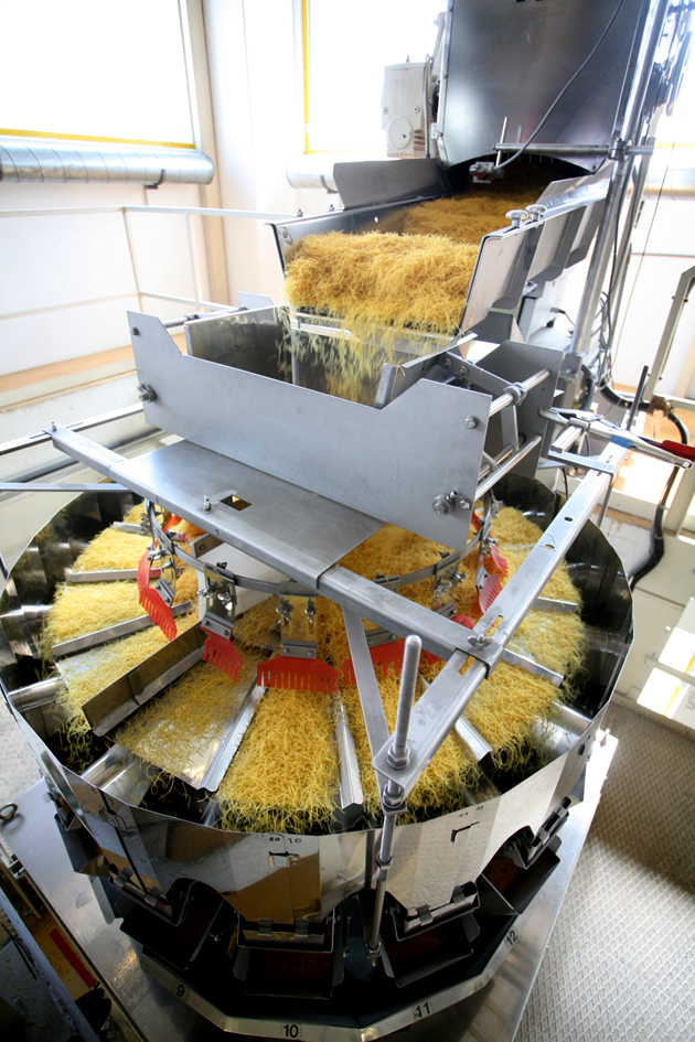 Recheis Pasta Full CCW View Handling Vermicelli (PR Shot) 3368